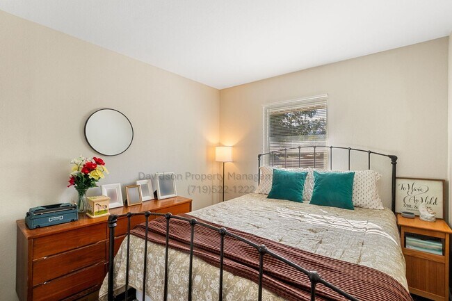 Building Photo - Updated 5 Bedroom House Near Memorial Park