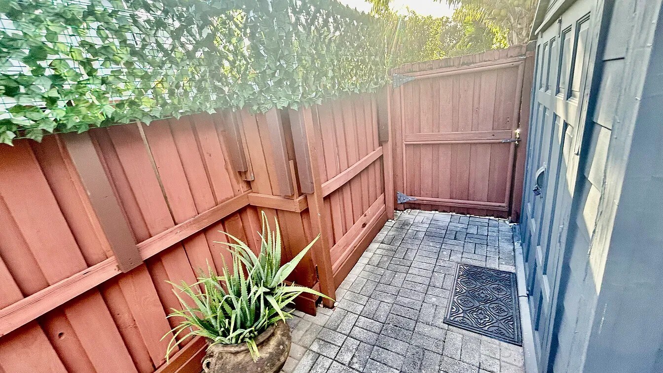 Building Photo - 800 NE 6th St