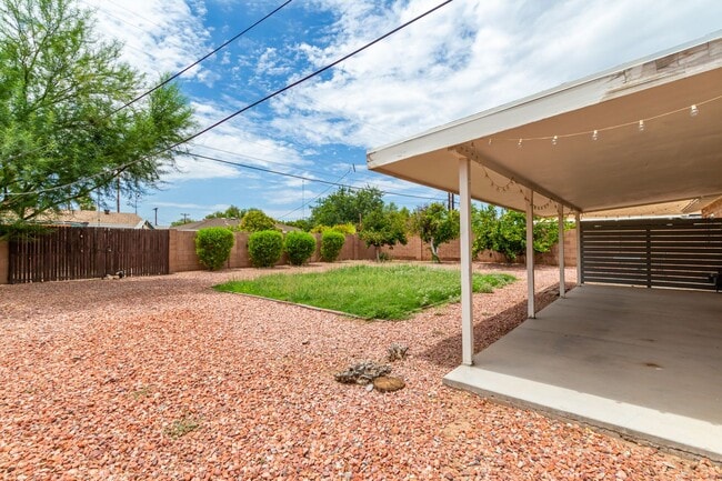 Building Photo - COMING SOON! Beautifully Remodeled 3 bedro...