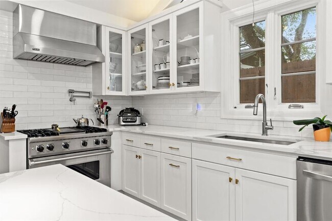 Building Photo - 1703 Meadowbrook Dr