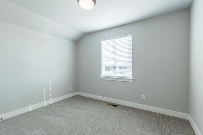 Building Photo - Quiet Centrally located 3 bed 2.5 bathroom