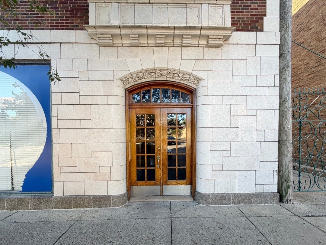 Building Photo - 6230 N Broadway St
