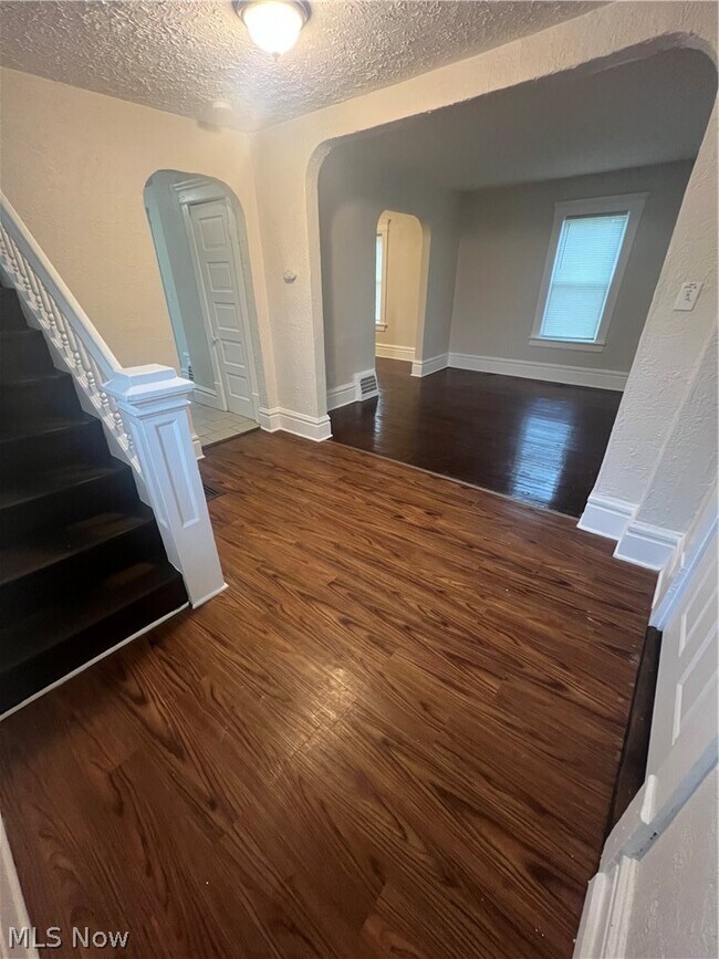 Building Photo - 716 Grace Ave