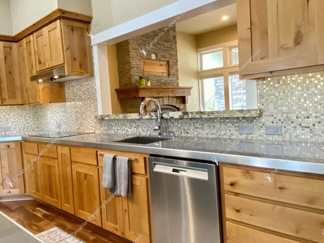 Building Photo - Elegant Single-Level Home in Northwest Cro...