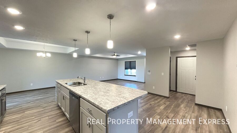 Building Photo - 3 Bed 2 Bath Townhome w/ Double Garage in Southeast SF