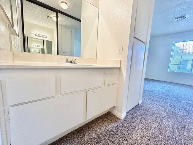 Building Photo - ADORABLE UPSTAIRS CONDO! 2 BEDROOM / 2 FUL...