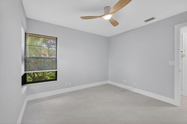 Building Photo - 10924 Roebelini Palm Ct