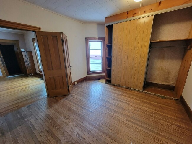 Building Photo - 45 Maple St