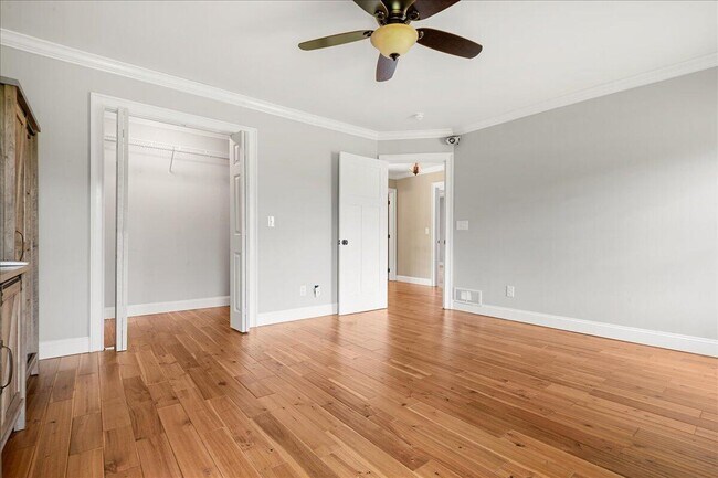 Building Photo - 200 Crooked Creek Dr