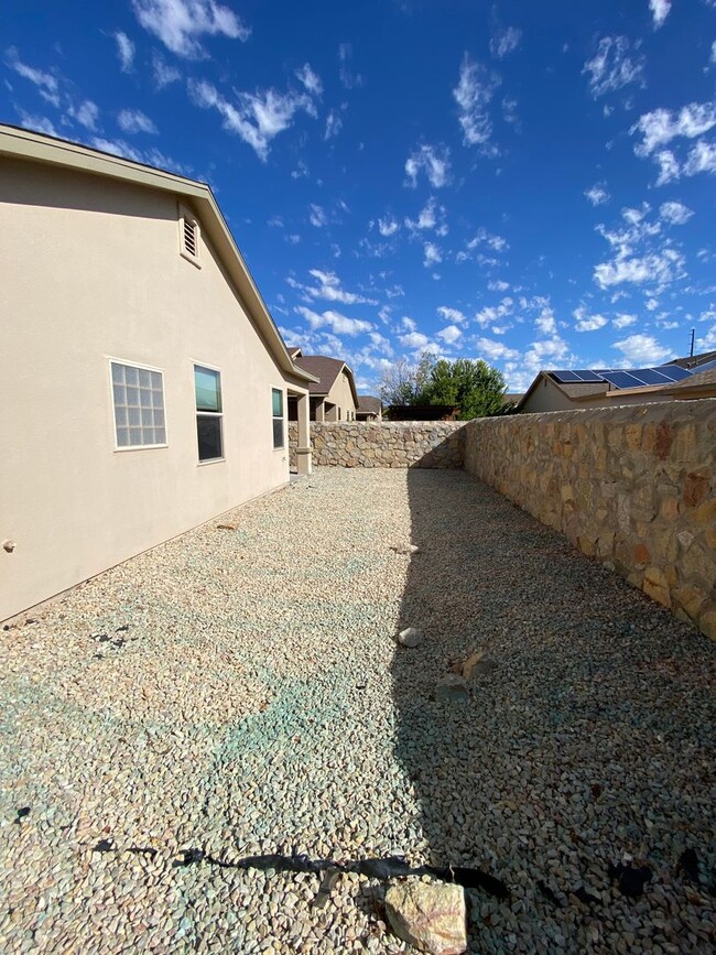 Building Photo - Gorgeous Home, New Carpet & Great Location!