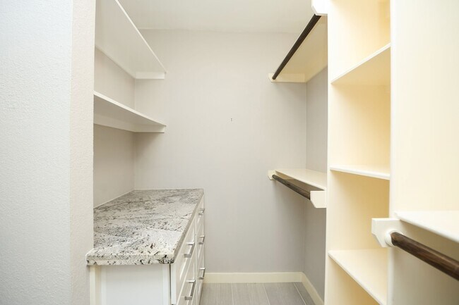 Building Photo - 2214 Holly Knoll St