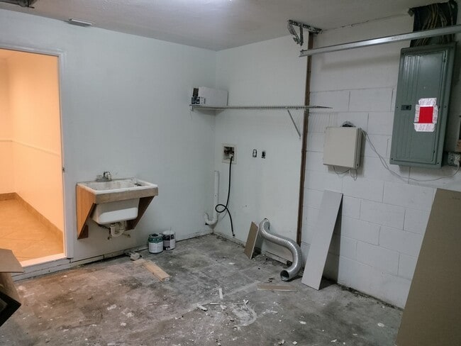 Building Photo - Reduced price!!! Beautiful home with fenced in backyard!