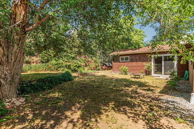 Building Photo - 400 Lily Ln