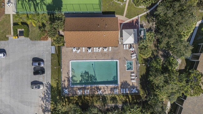 Building Photo - 2025 SW Silver Pine Way