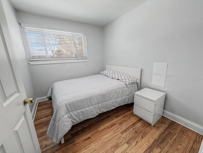 Building Photo - Furnished 4BD 2BA Home with Two kitchens, Basement, and Garage!