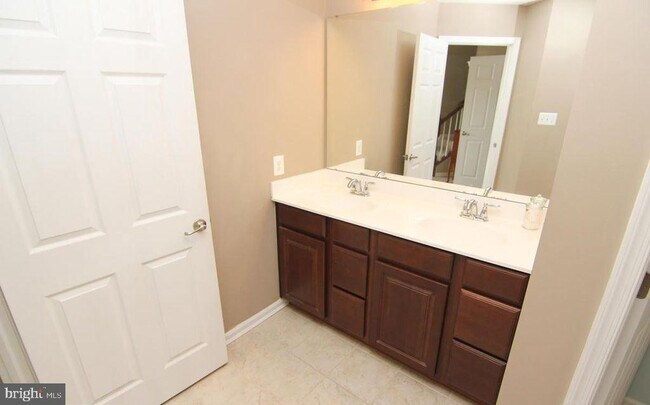 Building Photo - 7548 Honey Locust Ln