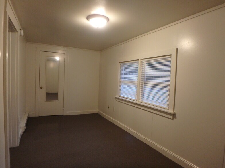 Building Photo - 932 Grampian Blvd
