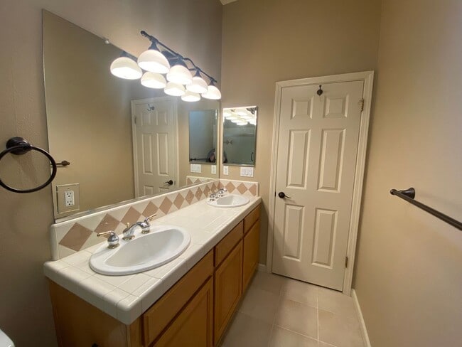 Building Photo - 4 bedroom in Paso Robles