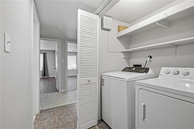 Building Photo - 2183 Surrey Ct