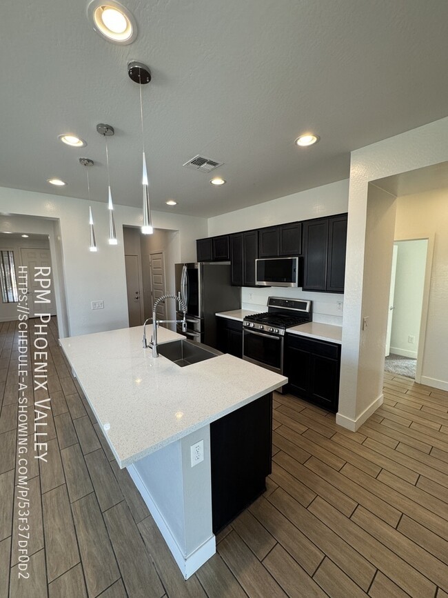 Building Photo - Luxury 4 bed / 3 bath home in Goodyear!