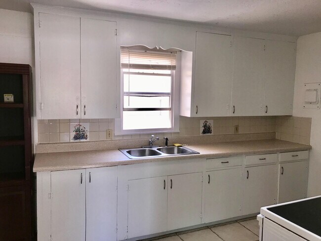 Building Photo - 4811 N Flagler Dr