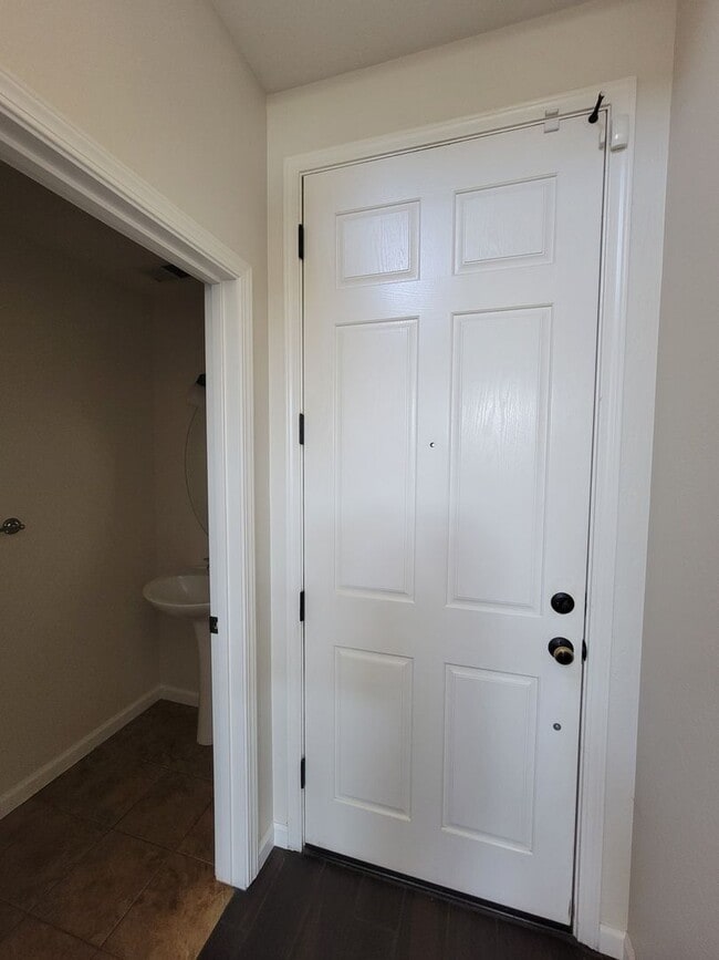 Building Photo - Beautiful 2 bedroom 2.5 bath home in Avalon Gated Community!!