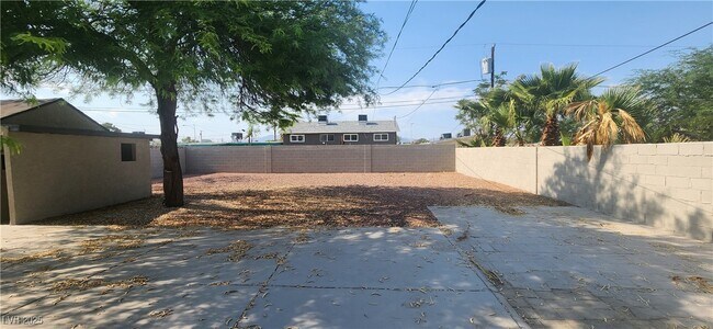 Building Photo - 1608 E McDonald Ave