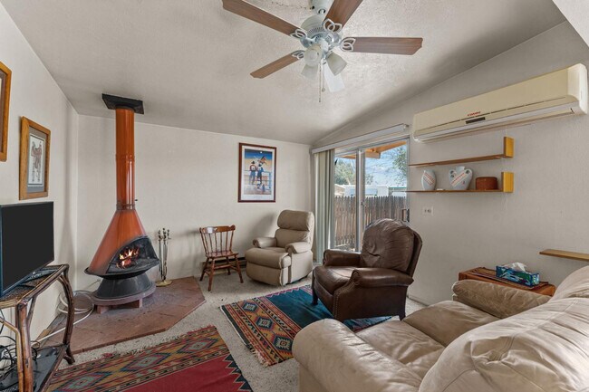 Building Photo - 757 Oleander St