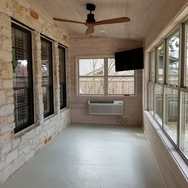 Building Photo - Stunning Home - North Cat Mountain - 4 bed...