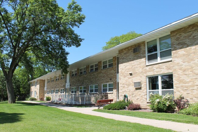 Building Photo - Newly Remodeled 2 Bedroom + den near Hilldale Mall