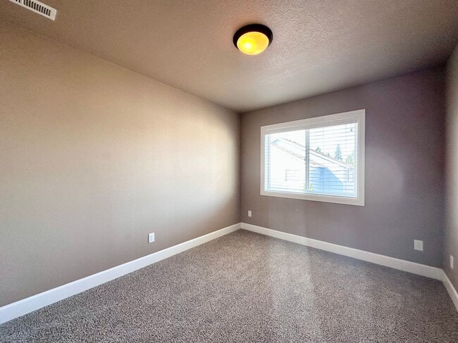 Building Photo - Modern 3 Bed/2.5 Bath with Double Car Garage Townhome in Sandy, OR!