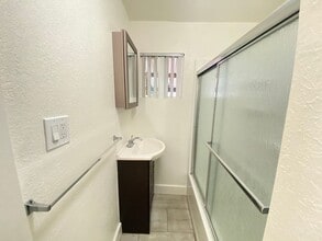 Building Photo - 1 Bedroom 1 Bath Bungalow, Ready Now!