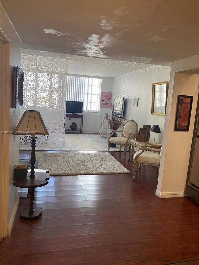 Building Photo - 825 Brickell Bay Dr