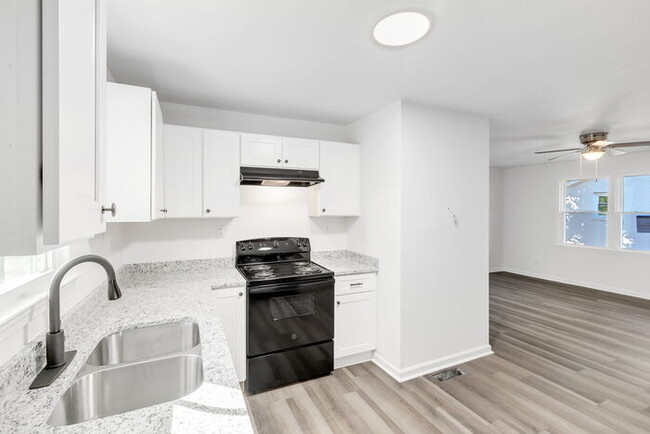 Building Photo - Newly Renovated 2 Bed/1 Bath Duplex 3 Mi t...