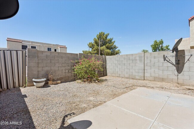 Building Photo - 407 E Pecan Rd
