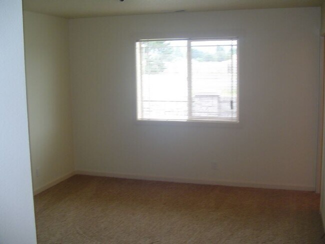 Building Photo - New 3 bedroom w/garage in East Springfield