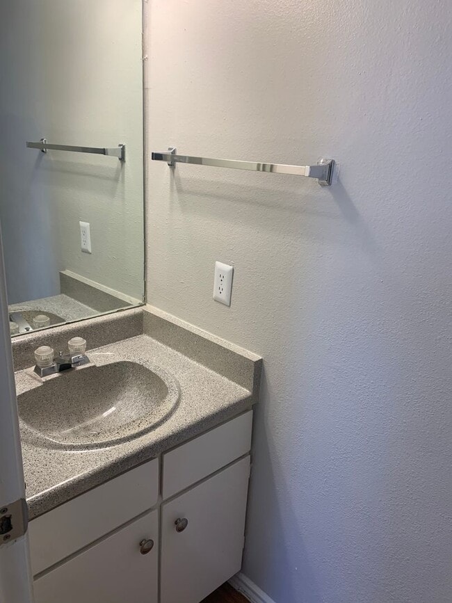 Building Photo - 3 bedroom 2 bath