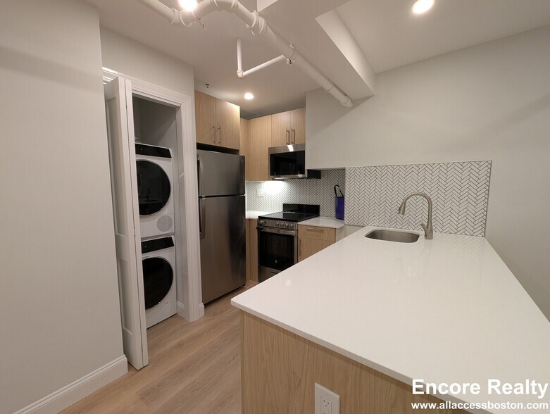 Building Photo - 8 Joy St