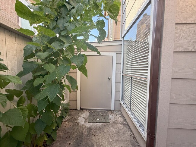 Building Photo - 2100 Wilcrest Dr