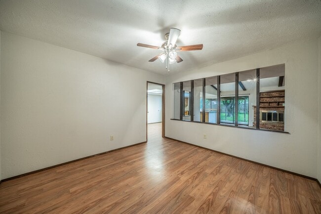 Building Photo - Move-In Ready 3-bed 2-bath!