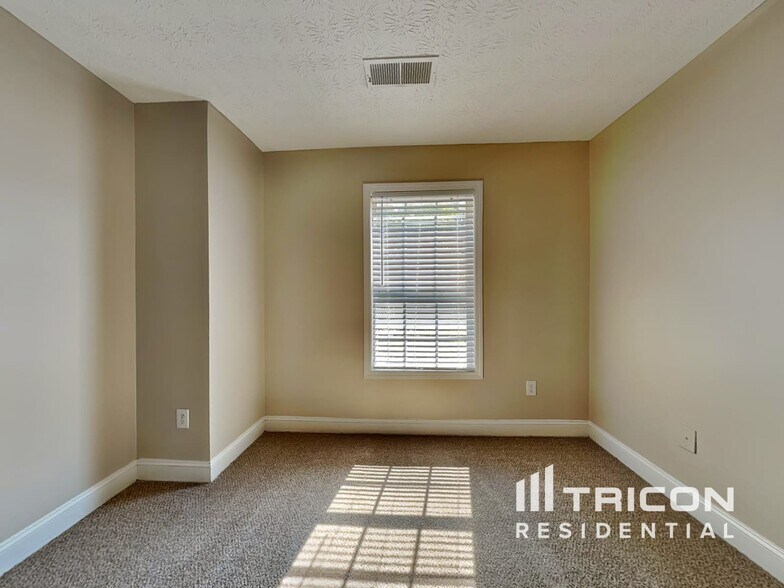 Building Photo - 2309 Swan Lake Ct