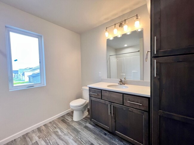 Building Photo - 4 Bed | 2 Bath | 2 Stall Garage | Single Family Home