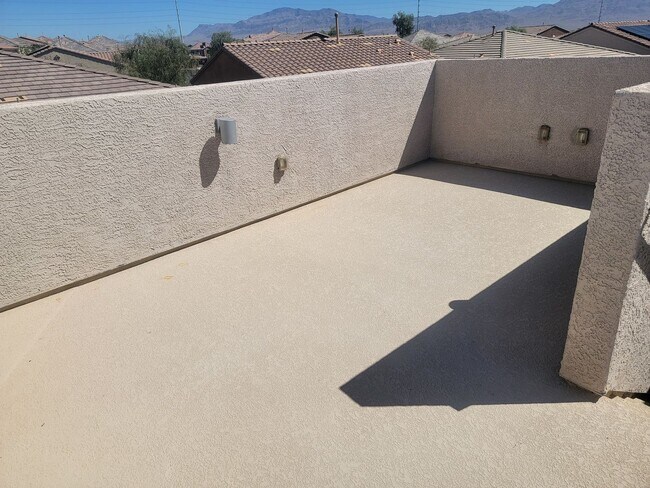 Building Photo - 2 story 4 bed 3 bath home with rooftop patio