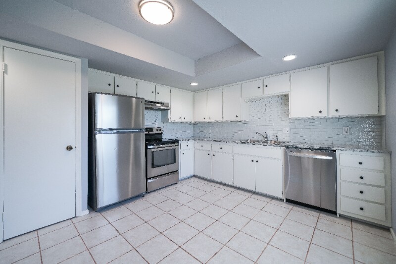 Building Photo - 507 N Davis Ave