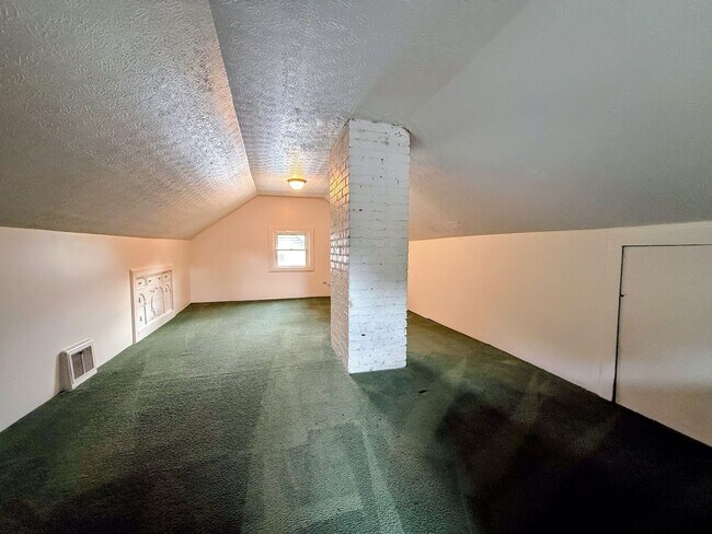 Building Photo - Four bedroom one bathroom home for rent