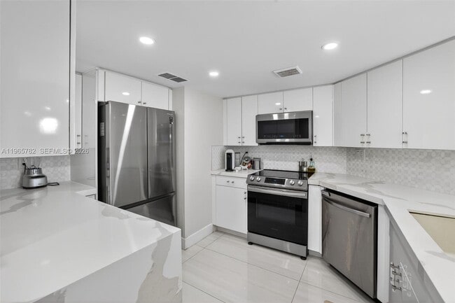 Building Photo - 3000 E Sunrise Blvd