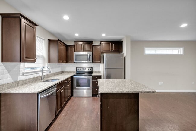 Building Photo - Modern 3-Bed Townhome on Quiet Cul-de-Sac ...