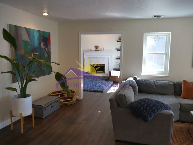 Building Photo - 1704 Summerhill Ct