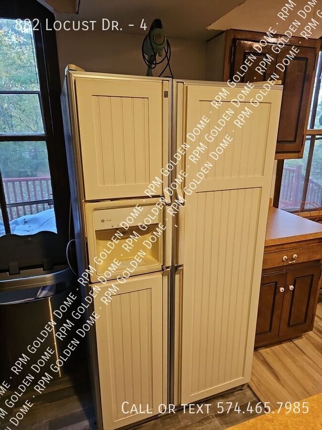 Building Photo - 882 Locust Dr