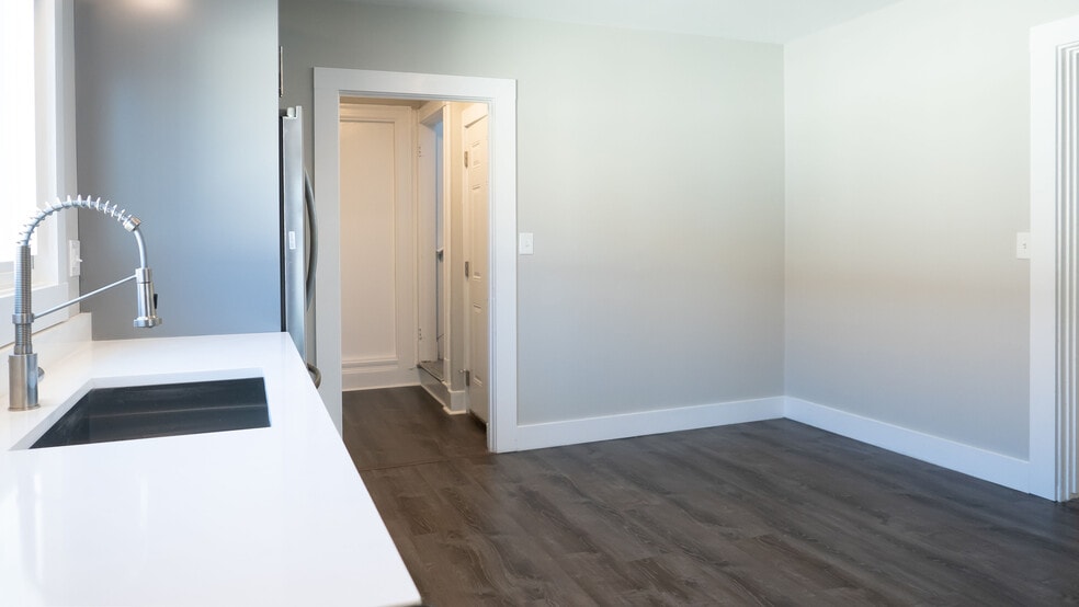 Building Photo - 268 Brown St